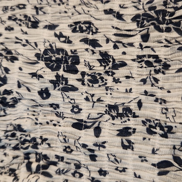 Adiva Short Sleeve Floral Blouse. Size M - Picture 4 of 6